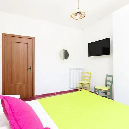 Estate4home - Louise Sorrento